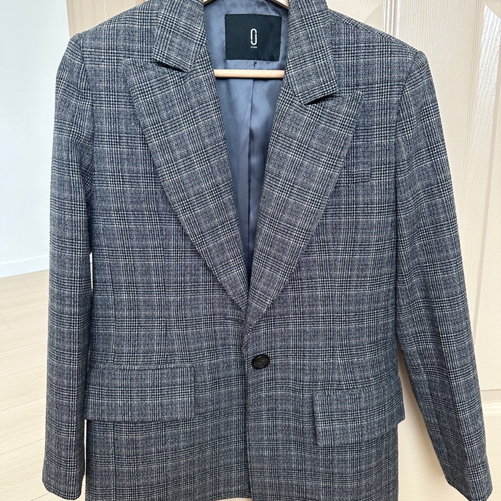 JOC Gray Wool Blend Blazer with Windowpane Pattern and Modern Fit